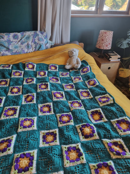 Crochet Blanket - Dark Green and Daisies